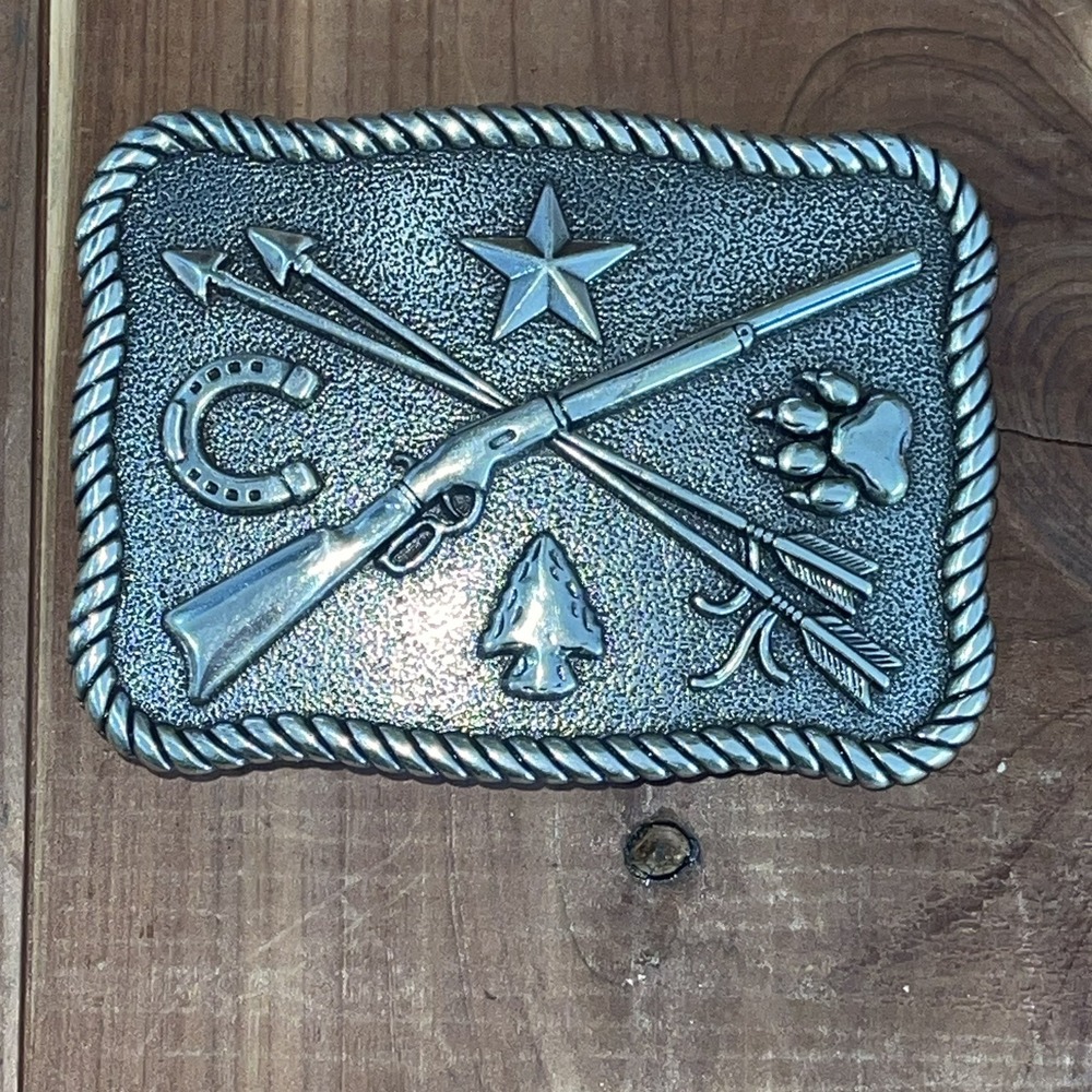 Roped buckle with rifle and arrow detailing, Cowboys Indians Buckle